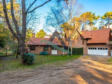 Casa 7 ambientes con dependencia de servicio y pileta!