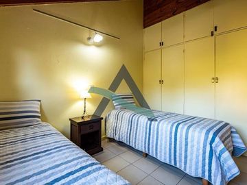 Casa 7 ambientes con dependencia de servicio y pileta!