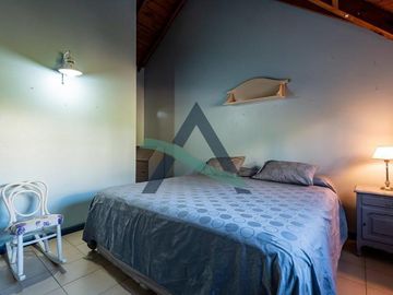 Casa 7 ambientes con dependencia de servicio y pileta!