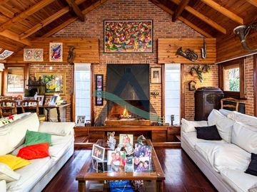 Casa 7 ambientes con dependencia de servicio y pileta!