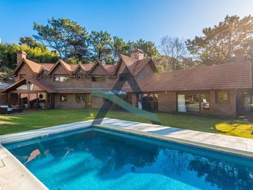 Casa 7 ambientes con dependencia de servicio y pileta!