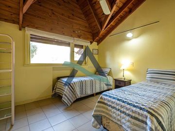 Casa 7 ambientes con dependencia de servicio y pileta!