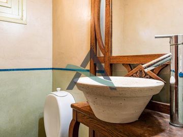 Casa 7 ambientes con dependencia de servicio y pileta!