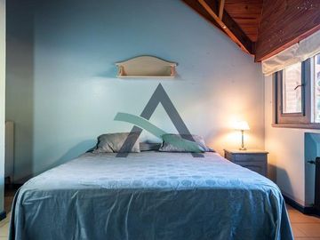 Casa 7 ambientes con dependencia de servicio y pileta!