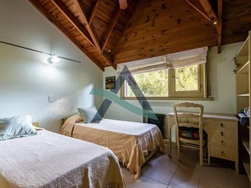 Casa 7 ambientes con dependencia de servicio y pileta!