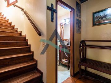 Casa 7 ambientes con dependencia de servicio y pileta!