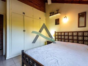 Casa 7 ambientes con dependencia de servicio y pileta!