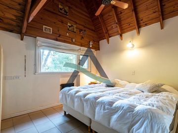 Casa 7 ambientes con dependencia de servicio y pileta!