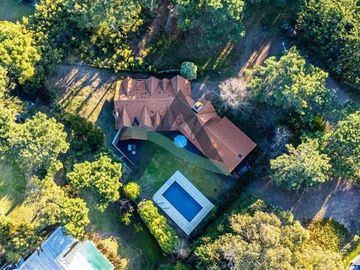 Casa 7 ambientes con dependencia de servicio y pileta!