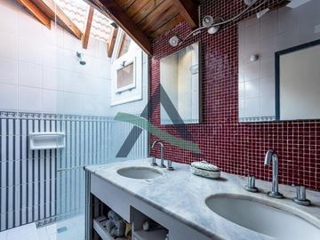 Casa 7 ambientes con dependencia de servicio y pileta!