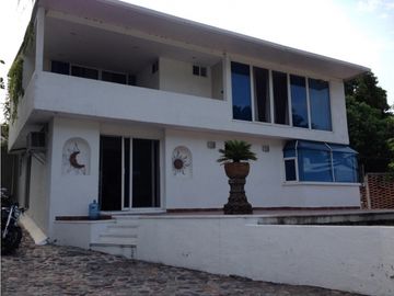 CASA EN VENTA A ORILLA DEL LAGO 