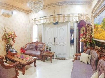 Rumah Mewah di Gayungsari Timur Full Furnish Kolam Renang