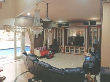 Rumah Mewah di Gayungsari Timur Full Furnish Kolam Renang
