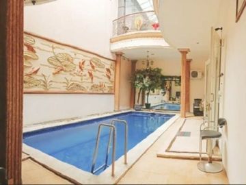 Rumah Mewah di Gayungsari Timur Full Furnish Kolam Renang