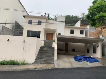 CASA EN VENTA CUMBRES 2SECTOR