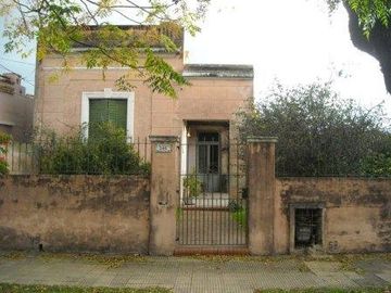 CASA EN LOTE DE 8.66 X 50 CON DOS DORMITORIOS A REFACCIONAR Y OTRO LOTE LIBRE DE 8.66 X 50 OPORTUNIDAD