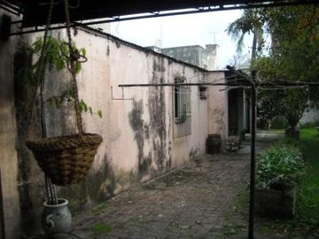 CASA EN LOTE DE 8.66 X 50 CON DOS DORMITORIOS A REFACCIONAR Y OTRO LOTE LIBRE DE 8.66 X 50 OPORTUNIDAD