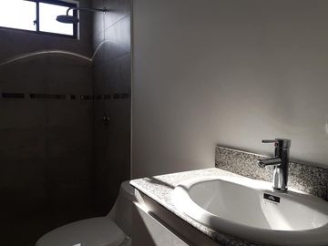 VENDO HERMOSA CASA DE ESTILO MODERNO Y SUTIL