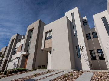 Se Vende Casa en Altos Juriquilla con Roof Garden, Alberca, Premium.