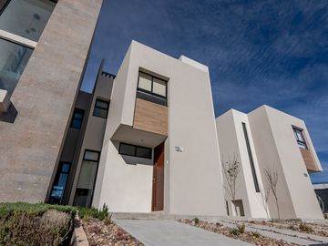 Se Vende Casa en Altos Juriquilla con Roof Garden, Alberca, Premium.