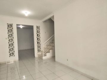 JALAN LEBAR! RUMAH 2 LANTAI REGENCY MELATI MAS JUAL MURAH