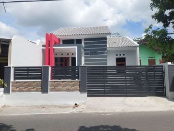 Rumah Strategis Tepi Jalan di Purwomartani