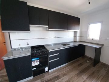 DEPARTAMENTO SEMIPISO AL FRENTE DE 2 AMBIENTES, 4 PISO, 57 M2. EXCELENTE UBICACION.