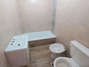 DEPARTAMENTO SEMIPISO AL FRENTE DE 2 AMBIENTES, 4 PISO, 57 M2. EXCELENTE UBICACION.