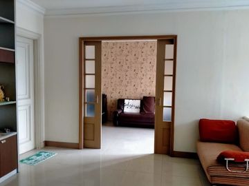 DIJUAL RUMAH RAPIH TERAWAT SEMI FURNISH SIAP HUNI DI LES BELLES BSD