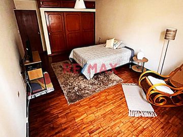 EN VENTA CASA URB. PANDO 
Construida en un solo tramo con un magnífico diseño 

Área 192.80 m2 
Área construida 205 m2 
Frente 8 ml 
Fondo 24 ml