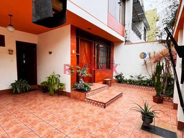 EN VENTA CASA URB. PANDO 
Construida en un solo tramo con un magnífico diseño 

Área 192.80 m2 
Área construida 205 m2 
Frente 8 ml 
Fondo 24 ml