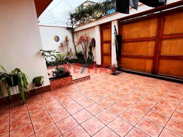 EN VENTA CASA URB. PANDO 
Construida en un solo tramo con un magnífico diseño 

Área 192.80 m2 
Área construida 205 m2 
Frente 8 ml 
Fondo 24 ml