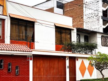 EN VENTA CASA URB. PANDO 
Construida en un solo tramo con un magnífico diseño 

Área 192.80 m2 
Área construida 205 m2 
Frente 8 ml 
Fondo 24 ml