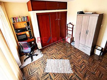 EN VENTA CASA URB. PANDO 
Construida en un solo tramo con un magnífico diseño 

Área 192.80 m2 
Área construida 205 m2 
Frente 8 ml 
Fondo 24 ml