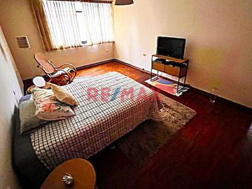 EN VENTA CASA URB. PANDO 
Construida en un solo tramo con un magnífico diseño 

Área 192.80 m2 
Área construida 205 m2 
Frente 8 ml 
Fondo 24 ml