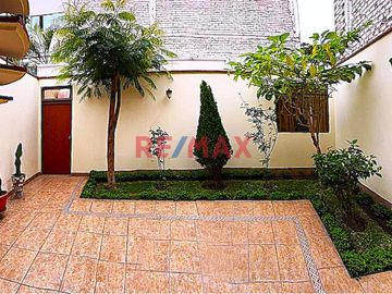 EN VENTA CASA URB. PANDO 
Construida en un solo tramo con un magnífico diseño 

Área 192.80 m2 
Área construida 205 m2 
Frente 8 ml 
Fondo 24 ml