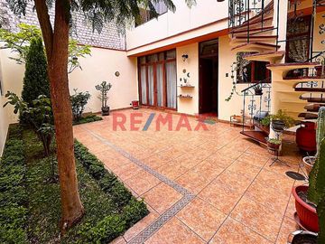 EN VENTA CASA URB. PANDO 
Construida en un solo tramo con un magnífico diseño 

Área 192.80 m2 
Área construida 205 m2 
Frente 8 ml 
Fondo 24 ml