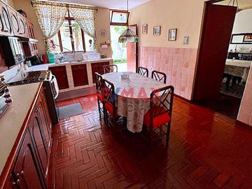 EN VENTA CASA URB. PANDO 
Construida en un solo tramo con un magnífico diseño 

Área 192.80 m2 
Área construida 205 m2 
Frente 8 ml 
Fondo 24 ml