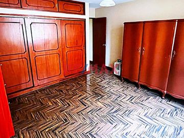 EN VENTA CASA URB. PANDO 
Construida en un solo tramo con un magnífico diseño 

Área 192.80 m2 
Área construida 205 m2 
Frente 8 ml 
Fondo 24 ml