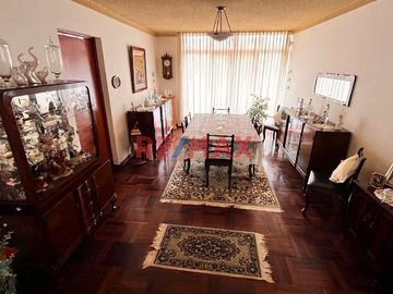 EN VENTA CASA URB. PANDO 
Construida en un solo tramo con un magnífico diseño 

Área 192.80 m2 
Área construida 205 m2 
Frente 8 ml 
Fondo 24 ml