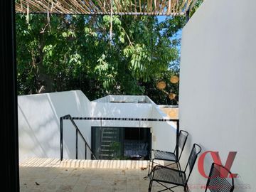 BELLA CASA CONTEMPORANEA COMPLETAMENTE AMUEBLADA EN EL CENTRO DE MERIDA