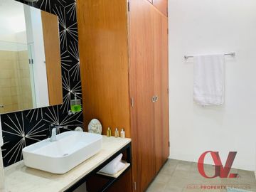 BELLA CASA CONTEMPORANEA COMPLETAMENTE AMUEBLADA EN EL CENTRO DE MERIDA
