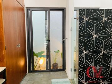 BELLA CASA CONTEMPORANEA COMPLETAMENTE AMUEBLADA EN EL CENTRO DE MERIDA