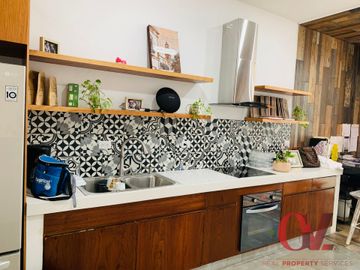 BELLA CASA CONTEMPORANEA COMPLETAMENTE AMUEBLADA EN EL CENTRO DE MERIDA