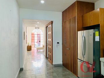 BELLA CASA CONTEMPORANEA COMPLETAMENTE AMUEBLADA EN EL CENTRO DE MERIDA
