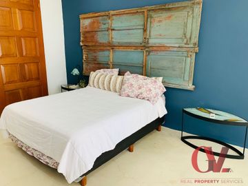 BELLA CASA CONTEMPORANEA COMPLETAMENTE AMUEBLADA EN EL CENTRO DE MERIDA