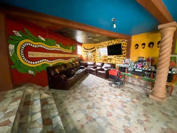 Casa extravagante en venta a un par de cuadras del centro de Tepotzotlán.