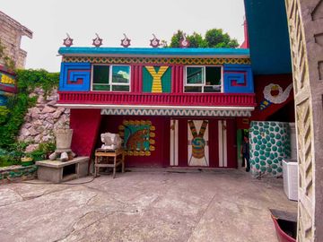 Casa extravagante en venta a un par de cuadras del centro de Tepotzotlán.
