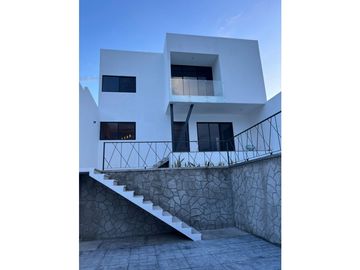 CASA EN VENTA CON VISTA AL LAGO 