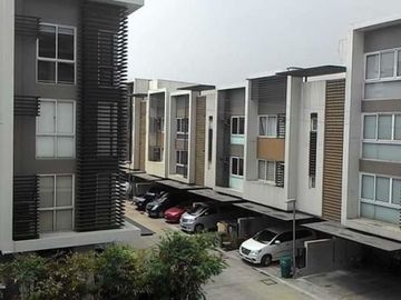 3BR unit For sale, Town House in QC near ABS CBN, GMA,Fisher mall, Scts. Timog ave
